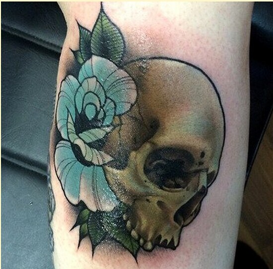 个性腿部骷髅玫瑰纹身图案图片