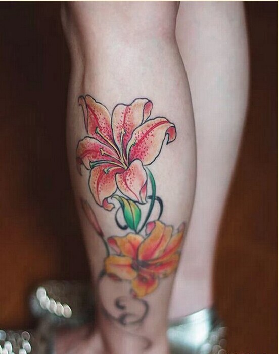 女性腿部漂亮百合纹身图案欣赏图片