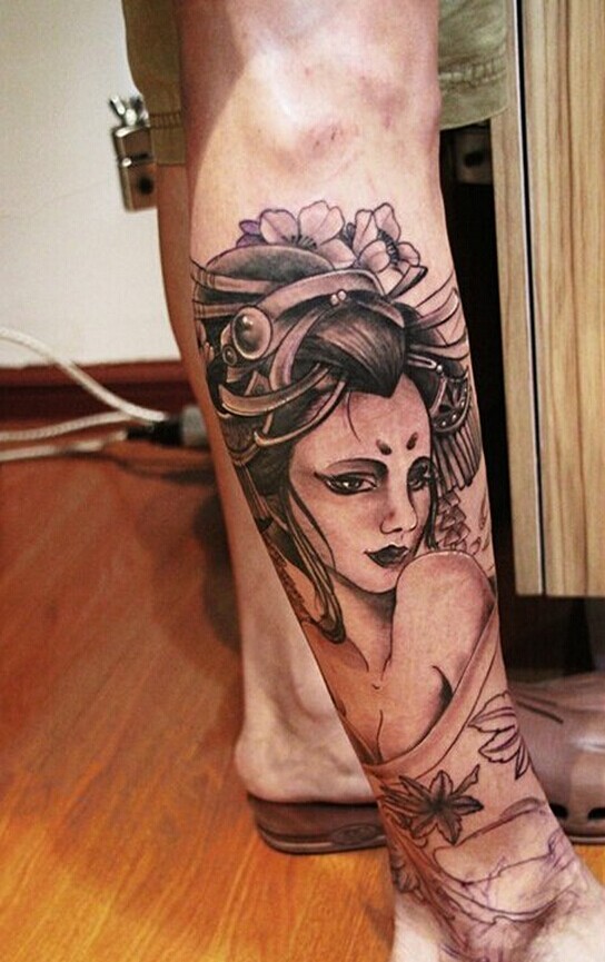 一款个性腿部黑灰艺妓纹身图案推荐图片