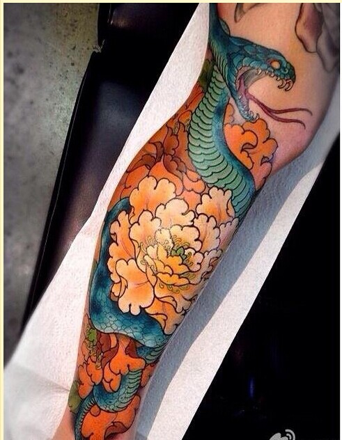 时尚腿部传统个性牡丹蛇纹身图案图片