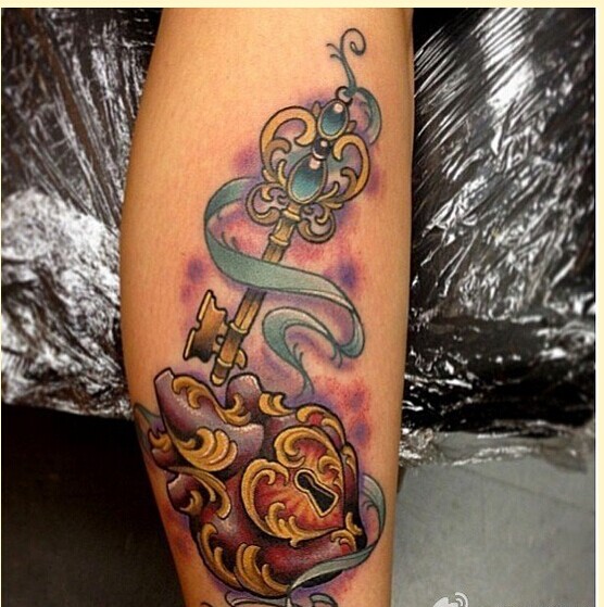 一款个性腿部心锁纹身图案推荐图片