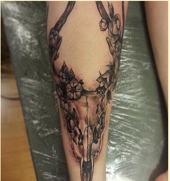 时尚腿部漂亮黑灰羚羊纹身图案欣赏图片