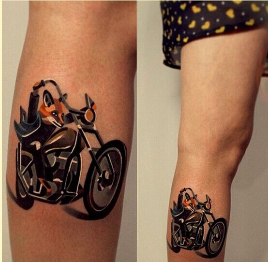时尚女性腿部个性摩托车纹身图案图片