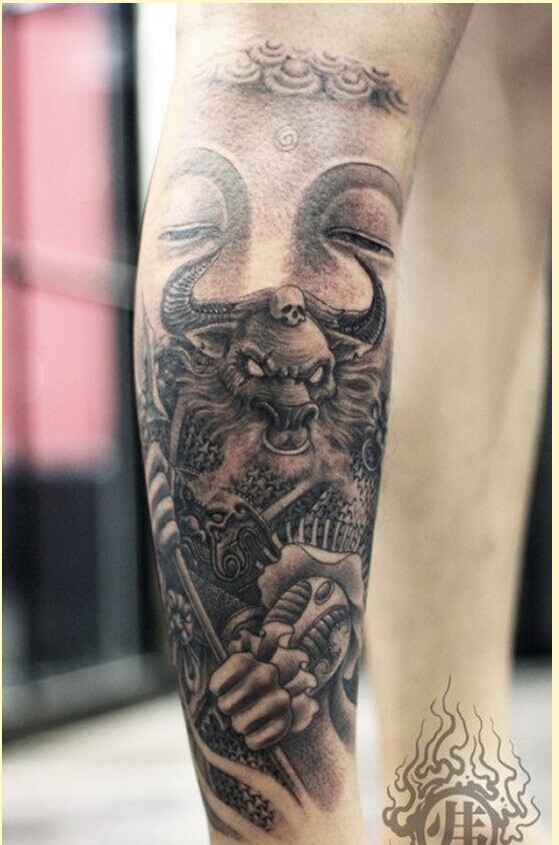 个性腿部时尚黑白牛魔王纹身图案图片