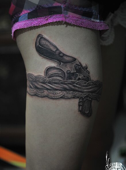 时尚女性腿部漂亮蕾丝手枪纹身图案图片