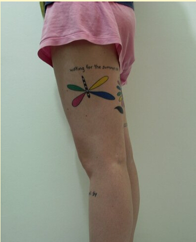 时尚女生腿部漂亮小蜻蜓与字母纹身图图片