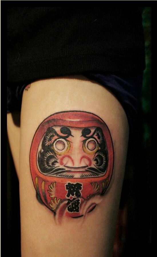 个性女性腿部彩色达摩纹身图案图片