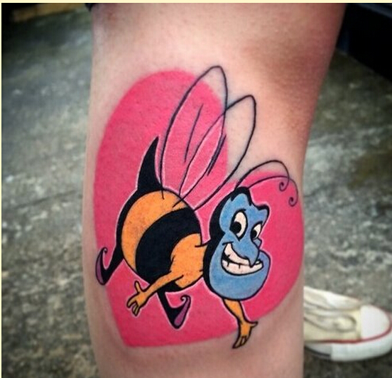 时尚腿部好看的彩色卡通爱心蜜蜂纹身图片