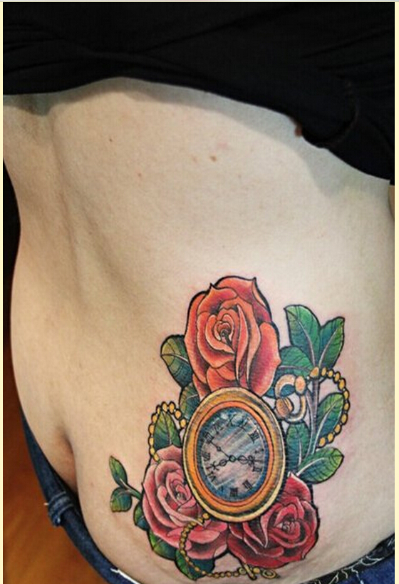 个性女性臀部漂亮好看的怀表玫瑰纹身图片