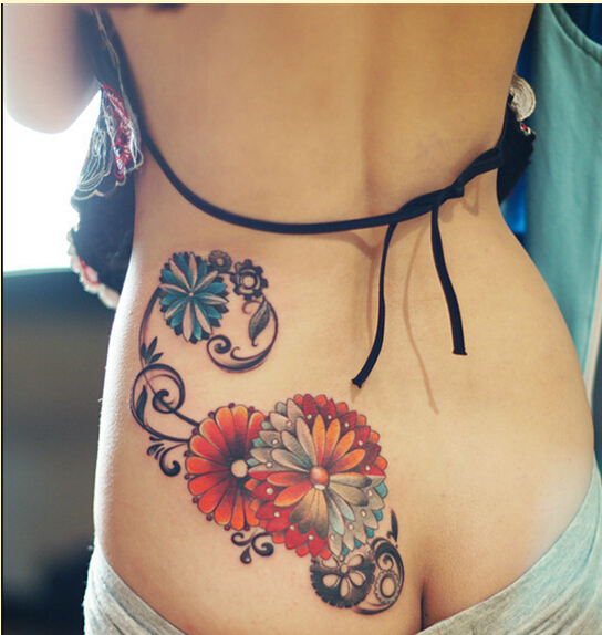 个性时尚女性臀部漂亮彩色花纹身图案图片