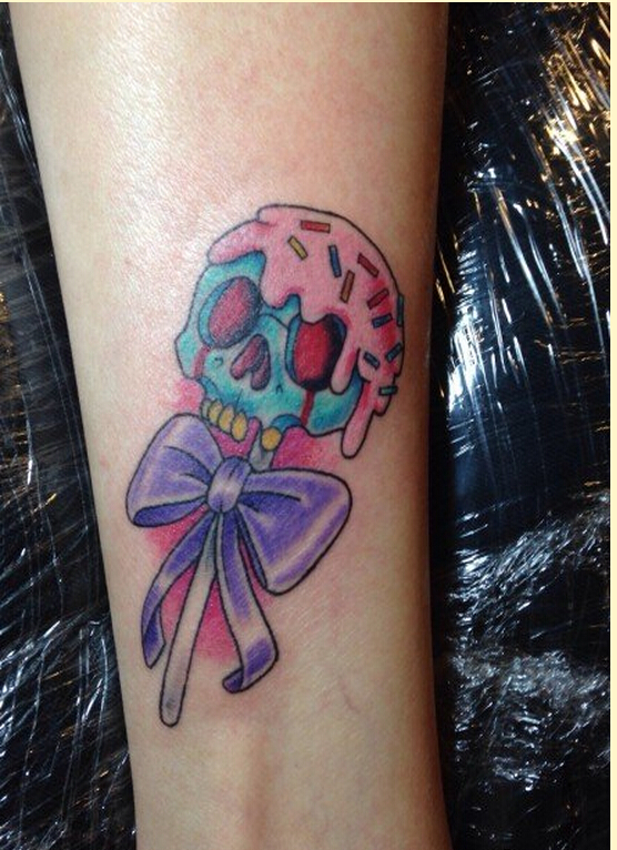 女性腿部个性好看的彩色骷髅蝴蝶结纹图片