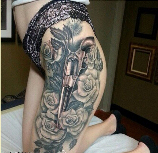 个性女性腿部时尚好看的手枪玫瑰花纹图片