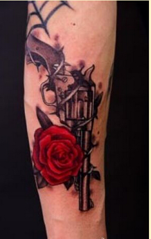个性腿部时尚好看的彩色玫瑰手枪纹身图片