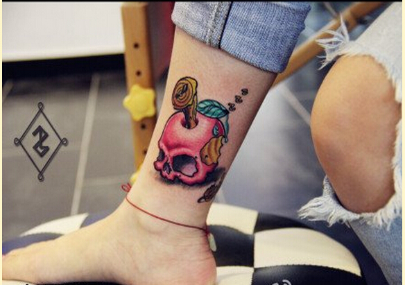 时尚女性腿部好看的彩色小苹果纹身图图片