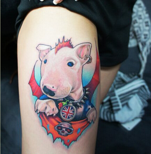 女性腿部漂亮的彩色小牛头梗纹身图案图片