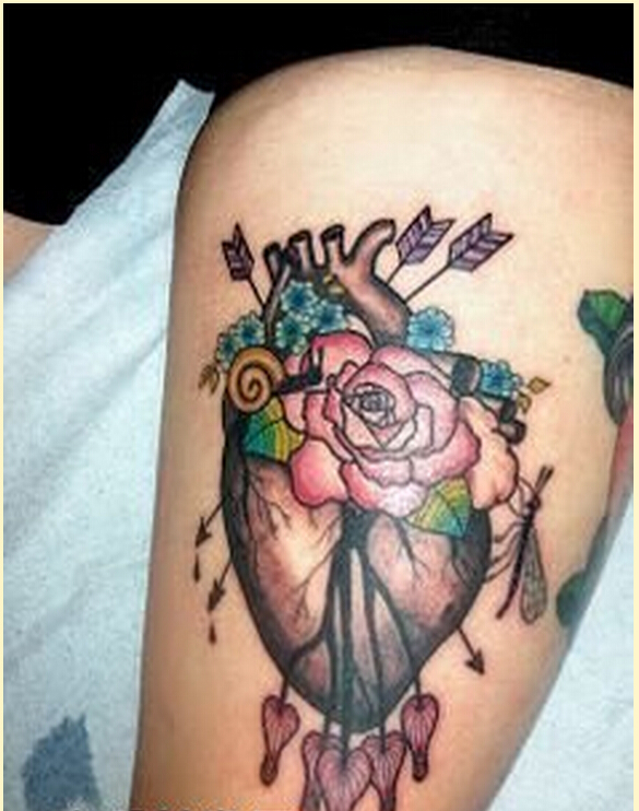 时尚腿部个性的彩色心脏纹身图案图片