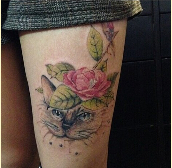 女性腿部漂亮好看的猫咪玫瑰花纹身图图片