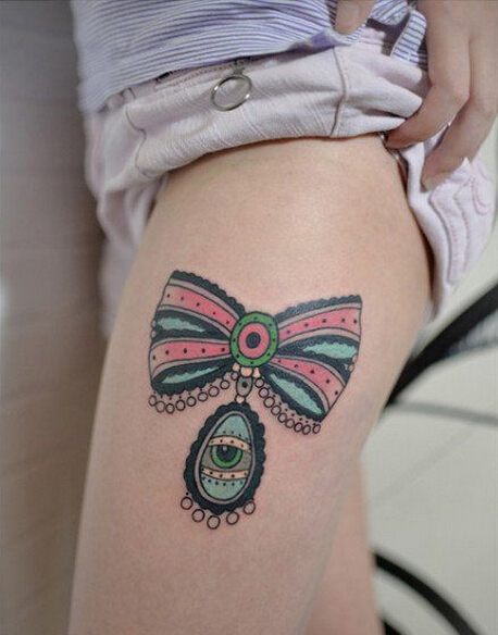 美女腿部唯美好看的蕾丝蝴蝶结纹身图图片