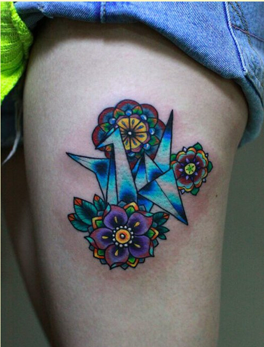 美女腿部时尚漂亮的彩色千纸鹤纹身图图片