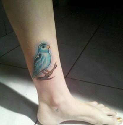 女孩子腿部时尚好看的彩色小鸟纹身图图片