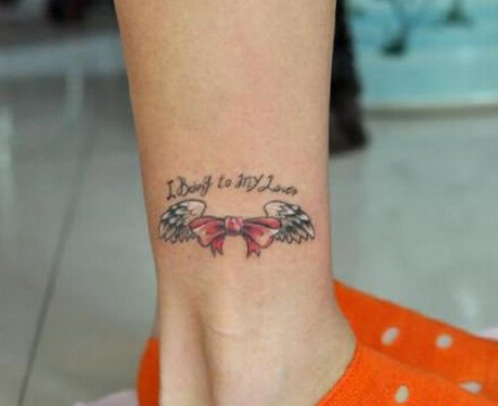 女孩子腿部漂亮的蝴蝶结与翅膀纹身图图片