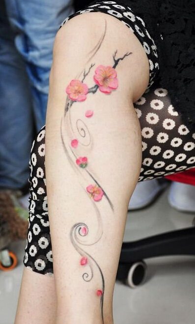 美女腿部漂亮好看的彩色梅花纹身图案图片