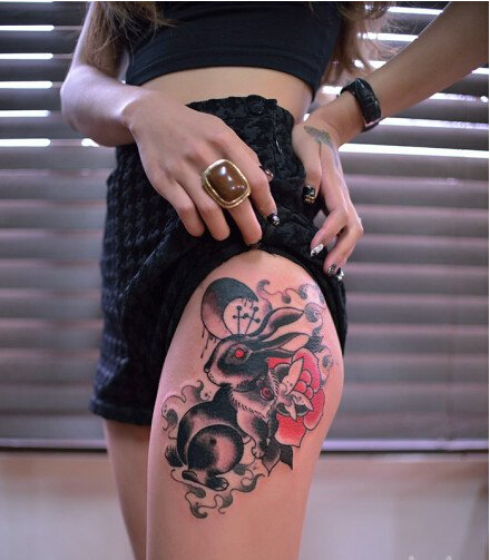 女生腿部漂亮好看的兔子纹身图案  图片