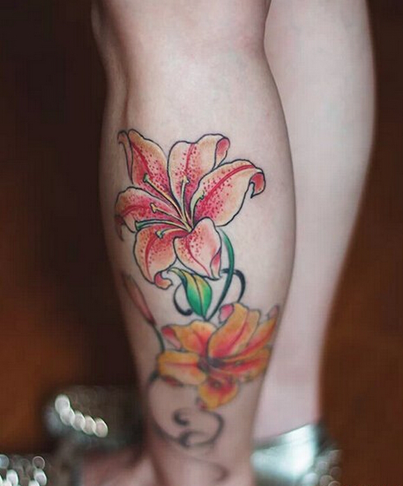 个性腿部时尚好看的彩色百合纹身图案图片