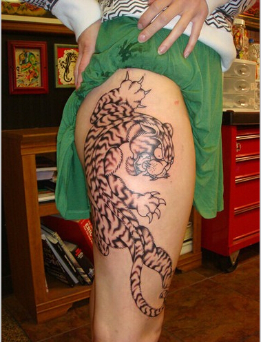 性感女性臀部好看的卡通老虎纹身图案图片