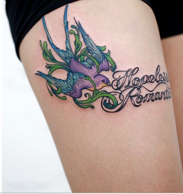 性感美女大腿上漂亮可爱的燕子纹身图图片