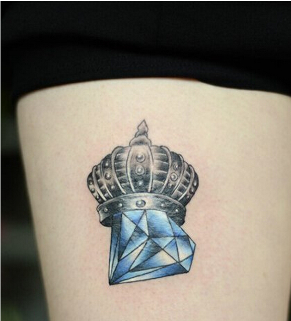 女性腿部彩色时尚好看的钻石皇冠纹身图片