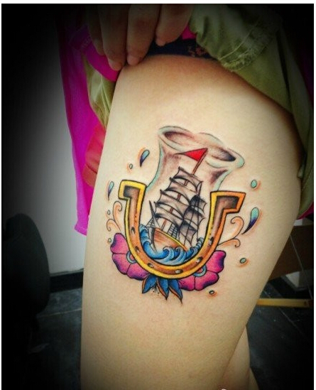女性腿部唯美好看的彩色帆船纹身图案图片