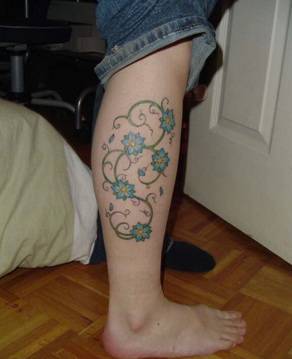 时尚腿部唯美好看的藤蔓和花朵纹身图图片