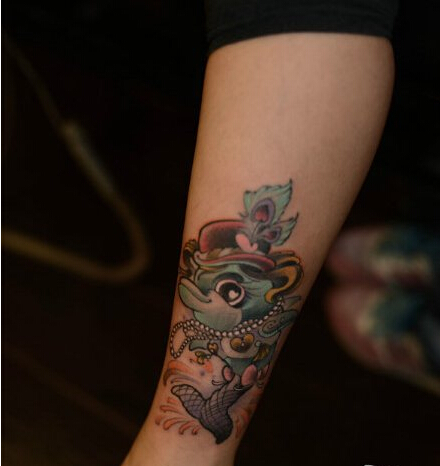 女生腿部潮流时尚好看的海豚纹身图案图片