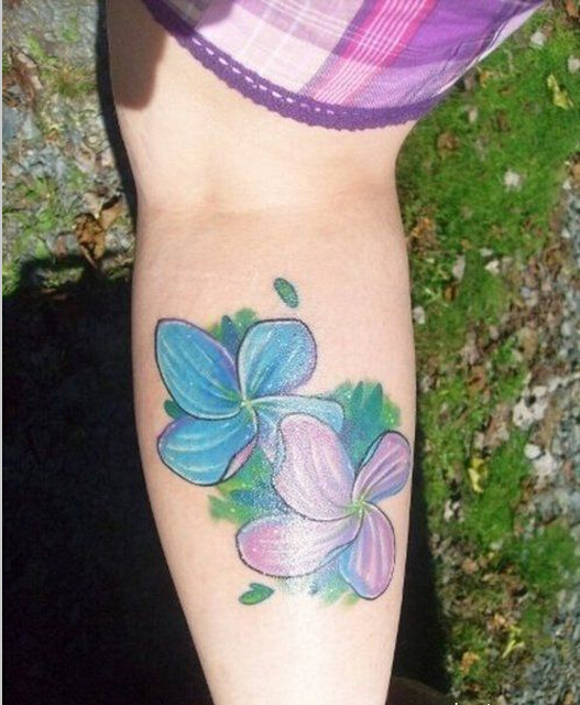 漂亮小腿上两棵精美好看的四叶草纹身图片