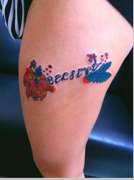 时尚女性大腿上精美漂亮的花和数字纹图片