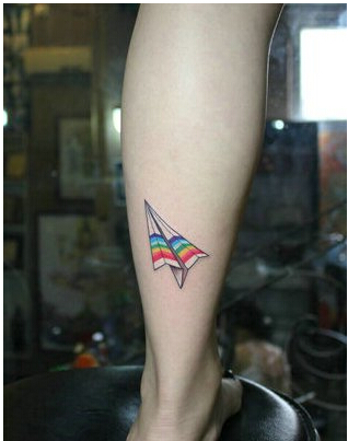 女生腿部一款漂亮时尚好看的七彩纸飞机图片