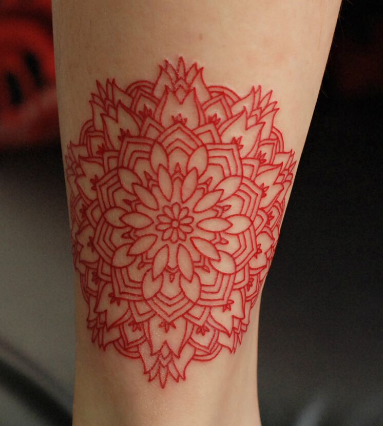 腿部上娇艳欲滴的颜色点刺花纹身图案图片