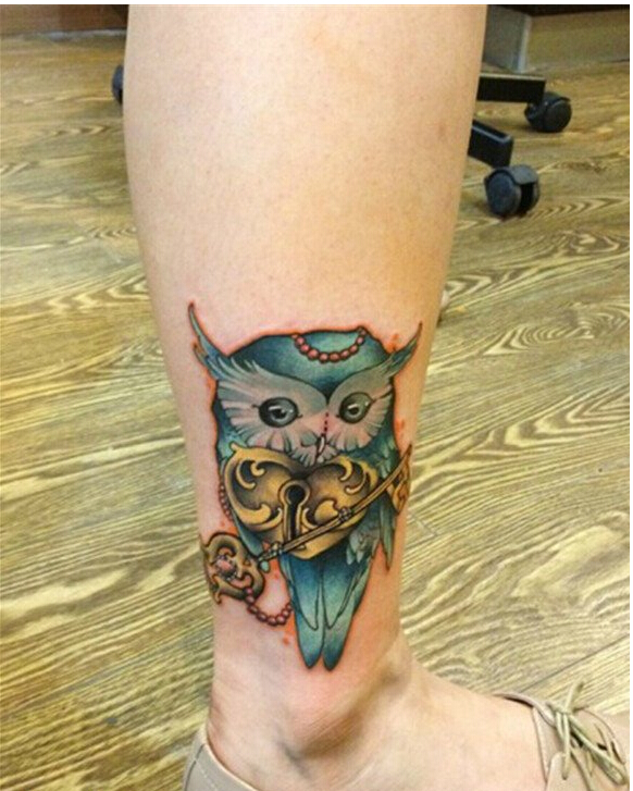 腿部上漂亮好看的彩色猫头鹰钥匙纹身图片
