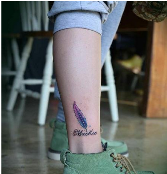 腿部精美时尚彩色羽毛字母纹身图片图片