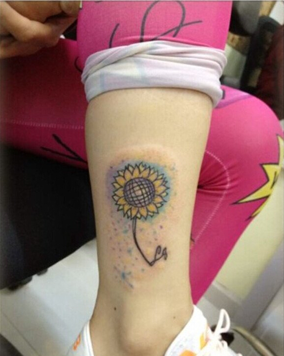 腿部彩色清新好看的向日葵纹身图案图片