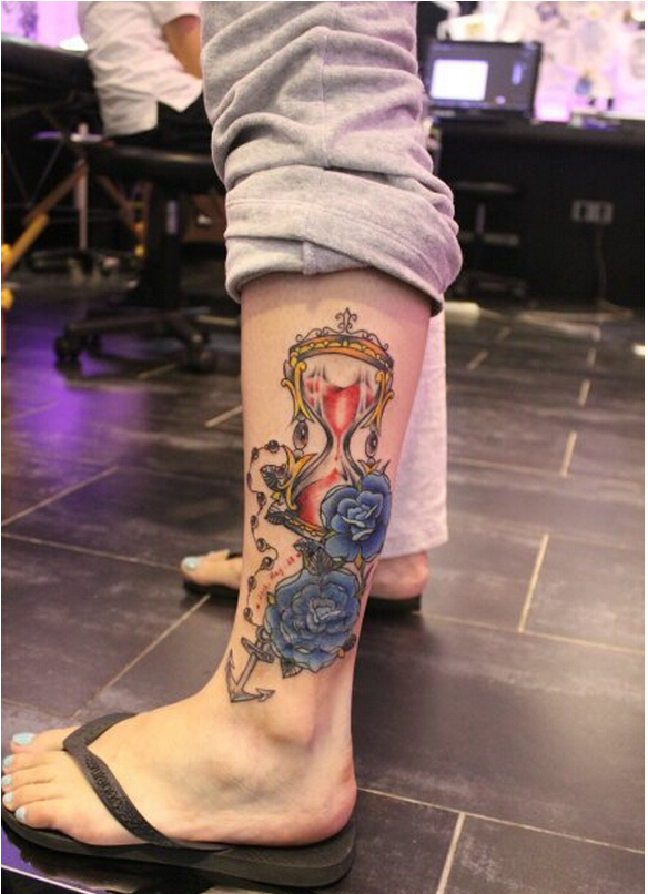 腿部个性彩色好看的沙漏玫瑰纹身图案图片