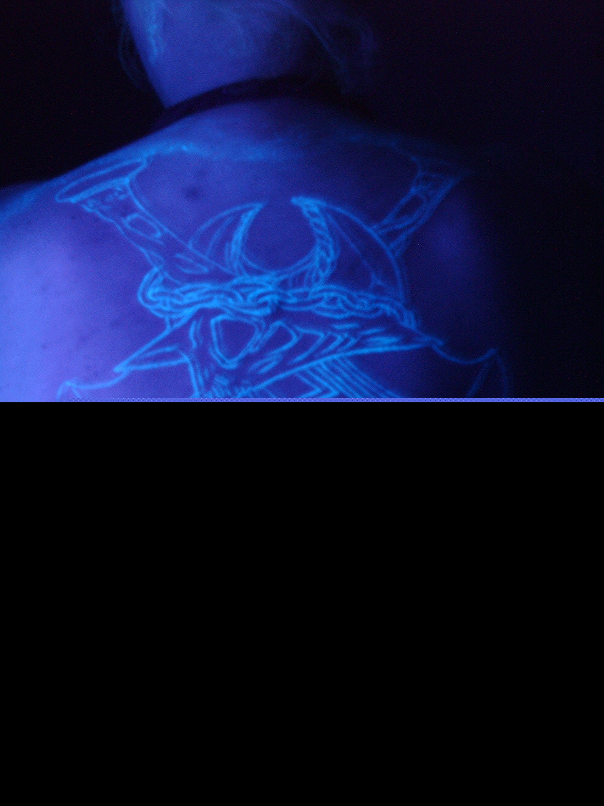 背部绚丽的荧光纹身