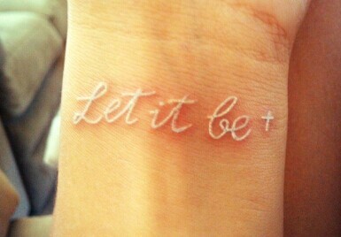 清新简单的手腕隐形纹身