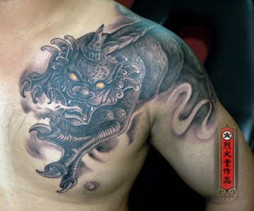 帅气经典的半甲貔貅纹身