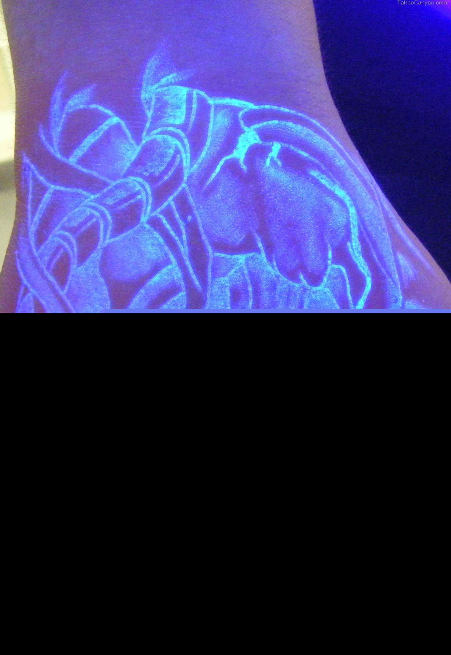 手背上帅气的荧光纹身