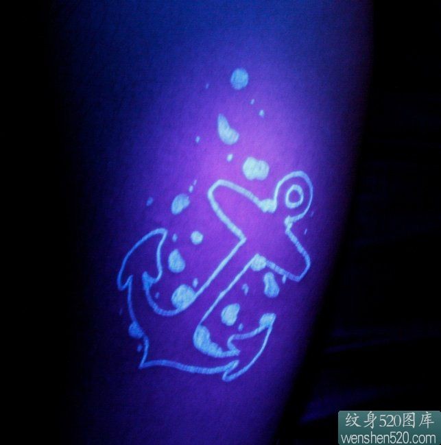 隐形纹身:小巧可爱的船锚纹身