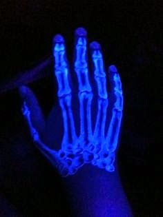 手背绚丽耀眼的荧光纹身
