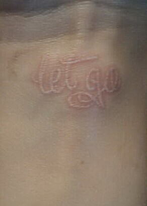 清新简单的手腕隐形纹身