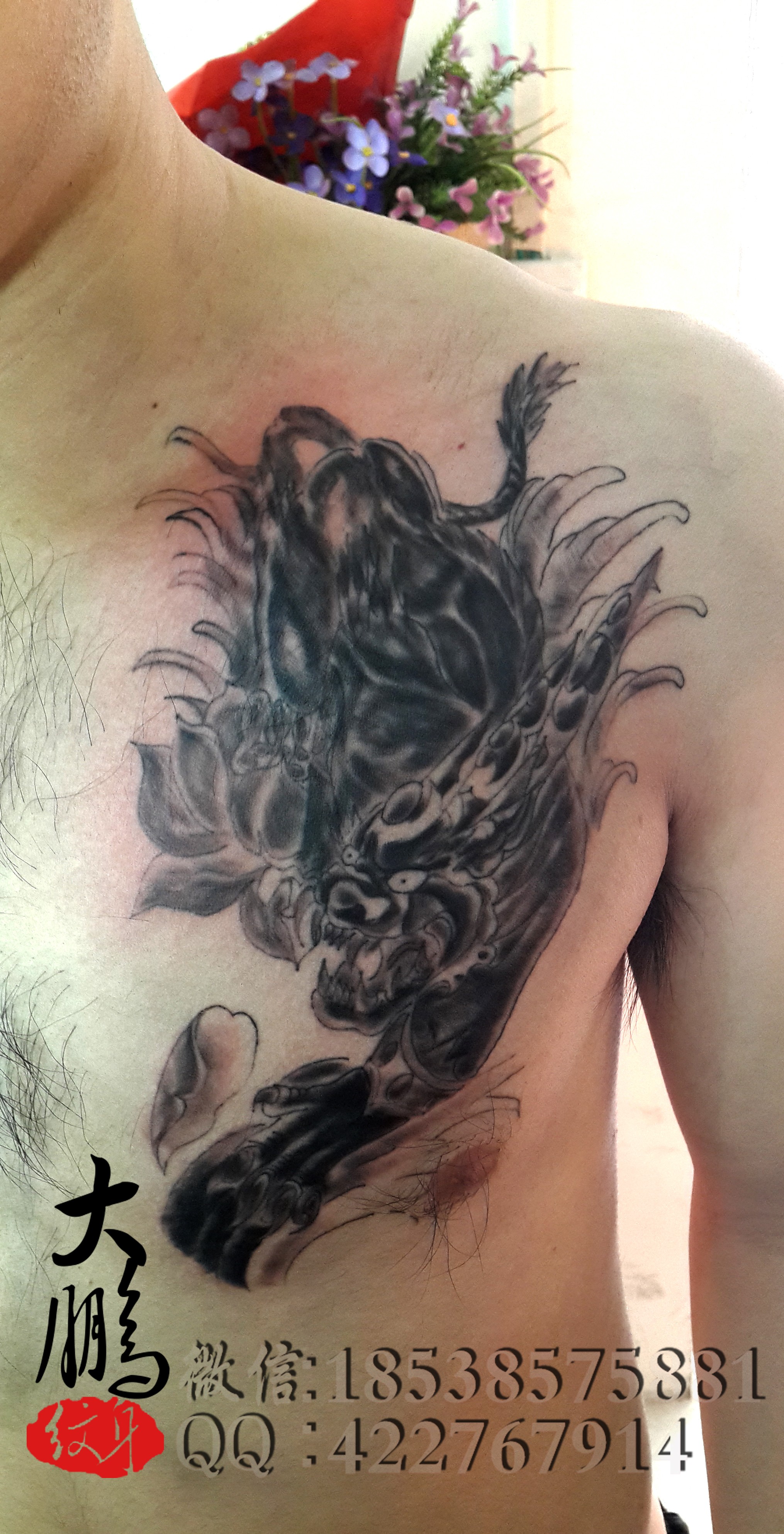 胸部一款黑白貔貅纹身